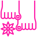 Icono de dos manos con los dedos pulgares entrelazados y una flor en la parte inferior, representando conexión y armonía.